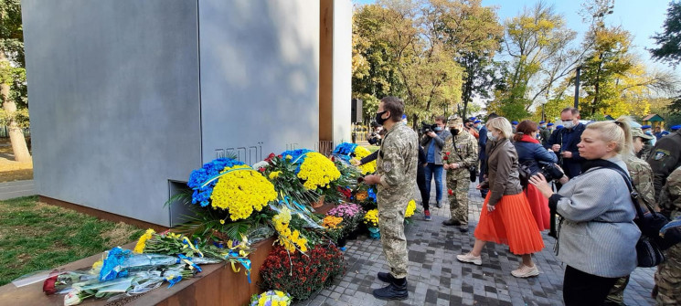 Харків’яни несуть квіти до монументу Зах…