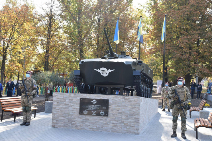В Краматорську зробили пам'ятник з БМД-1…