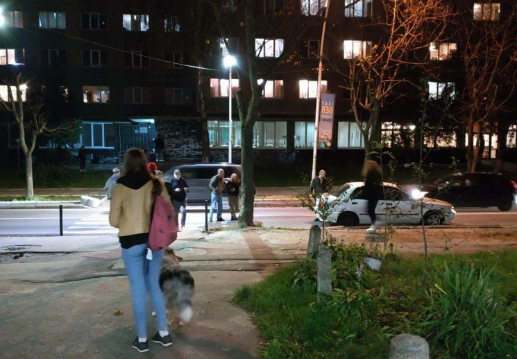 У Львові автомобіль збив дівчину біля гу…