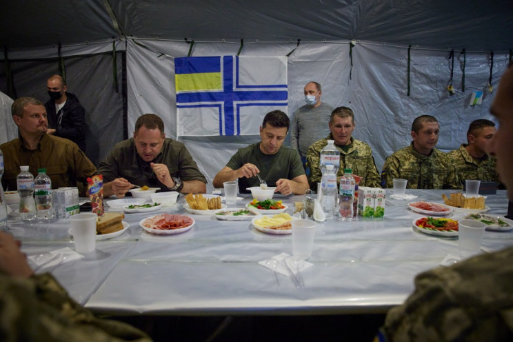 Військові не хочуть їсти за одним столом…