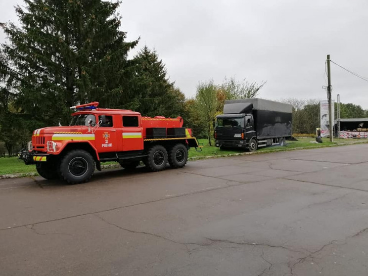 У Рівному в багнюці застрягла вантажівка…