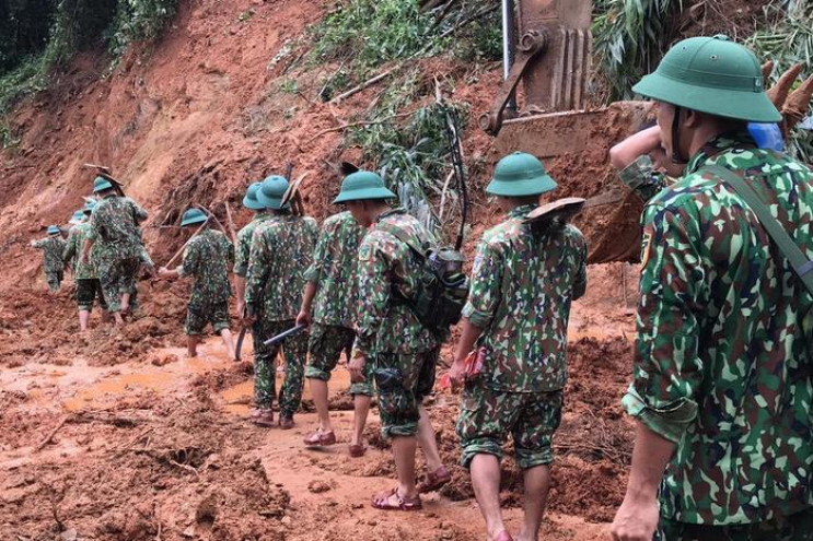 Негода у В'єтнамі: Через зсув ґрунту на…