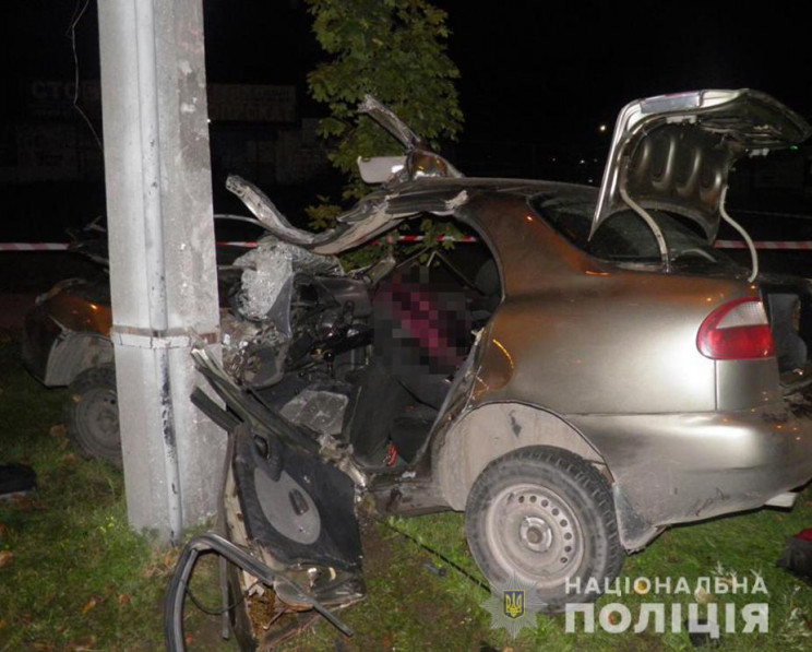 У Запоріжжі "Ланос" влетів у стовп, є за…