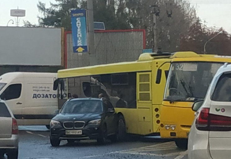 У Львові зіткнулися автомобіль і автобус…
