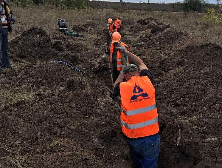 У аеропорту Дніпра викопали кілька кілом…