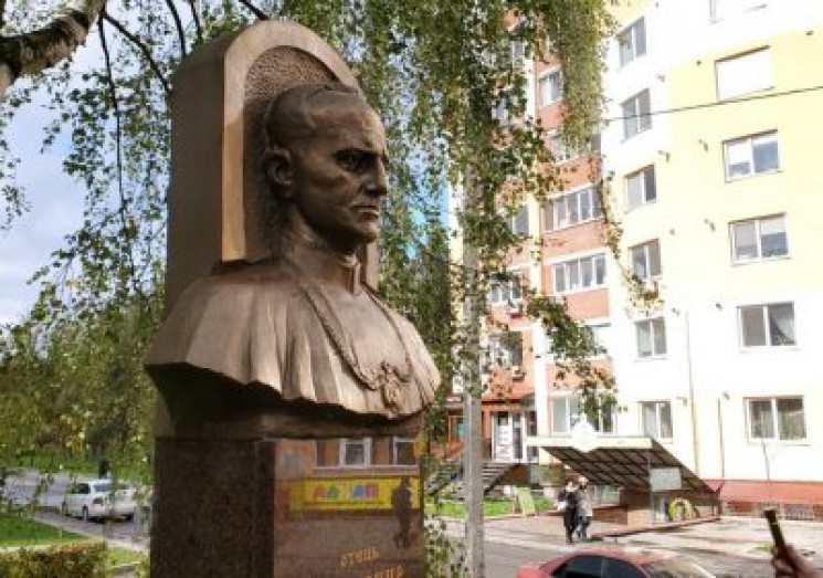 У Тернополі встановили пам’ятник о. Воло…
