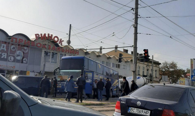 Автобус Трускавець-Львів протаранив три…