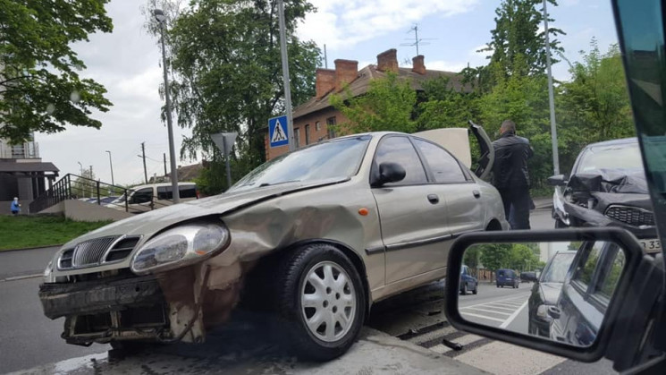 У Вінниці дві машини синхронно врізалися…