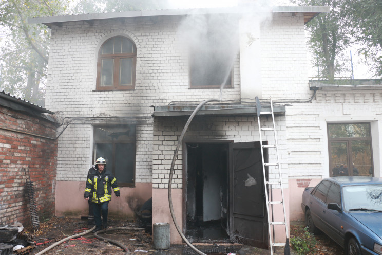 Бійці ДСНС погасили пожежу на складі пір…