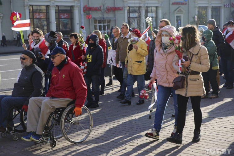 В Беларуси на марш снова вышли люди с ин…