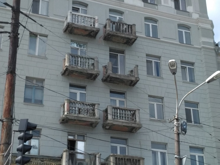 Как в Днипре разрушенные балконы уродуют…