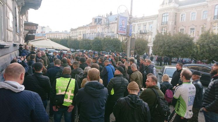 Во Львове активисты сорвали представлени…