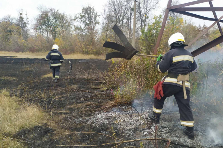 На Харківщині виникла масштабна пожежа н…