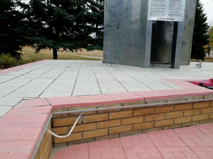На Харьковщине вандалы разрисовали памят…