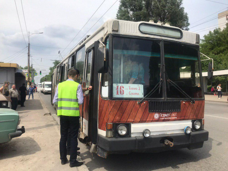 На зупинці у Дніпрі тролейбус збив жінку…