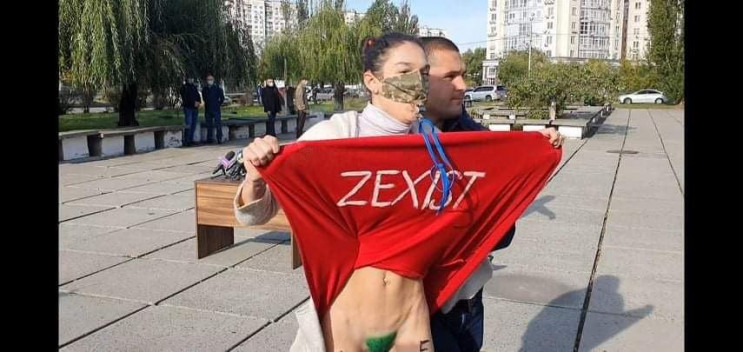 Учасниця FEMEN задерла спідницю перед Зе…