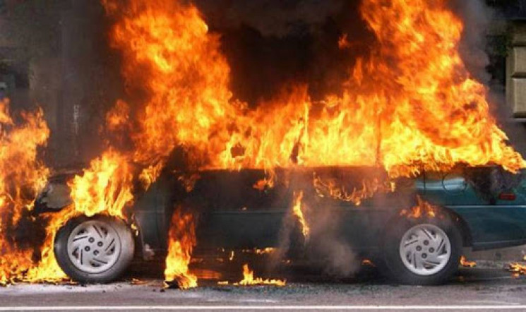 У Дніпрі спалахнула автівка, яка потрапи…