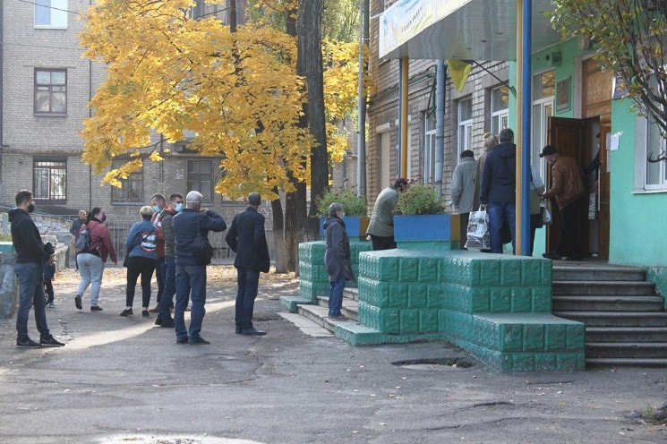 У Дніпрі утворилися великі черги на вибо…