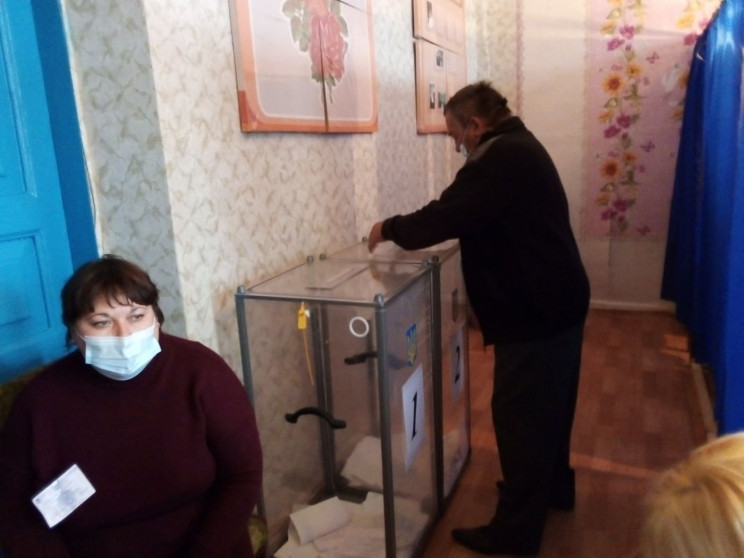 На Луганщине в ящике для голосования обн…