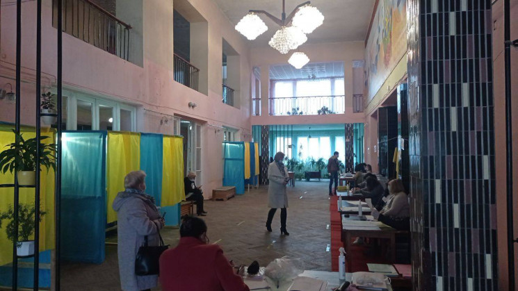На Львовщине избирателям выдают бюллетен…