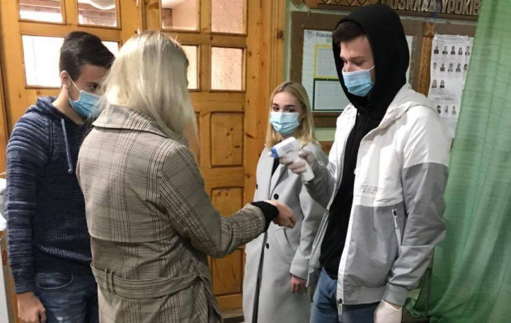 Як на Львівщині голосують під час епідем…