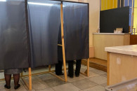 В Одесі виборці заходять по двоє в кабін…