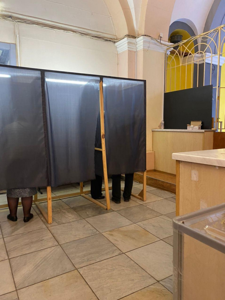 В Одессе избиратели заходят по двое в ка…