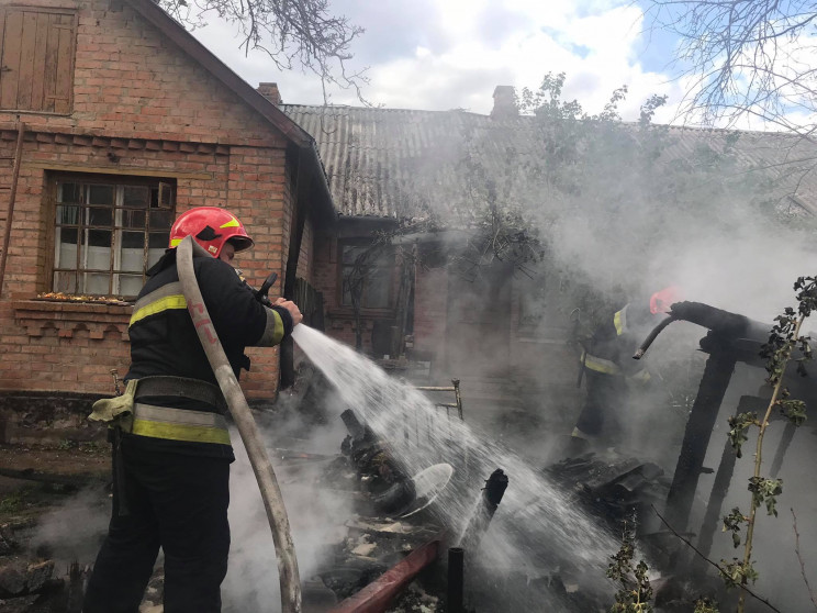 На Вінниччині п'ятеро рятувальників гаси…