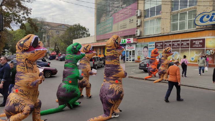 Херсонців кличуть голосувати гумові дино…