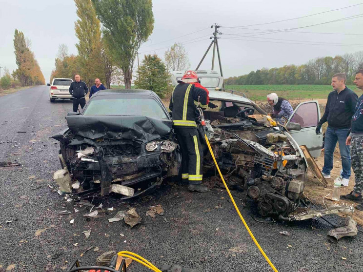 На Вінниччині чотирьох людей затисло в р…