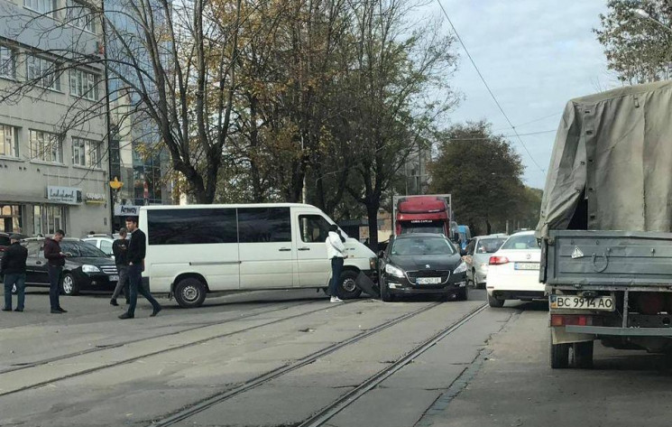 Поспішали: У Львові біля кладовища зіткн…