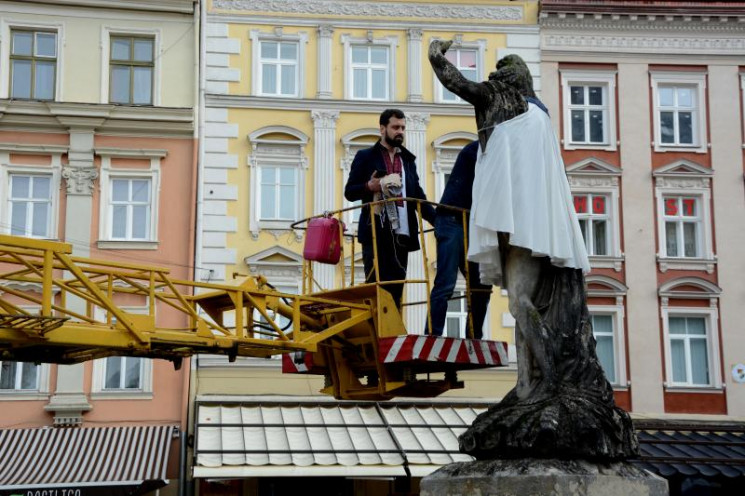 Скульптури в центрі Львова одягнули у ви…