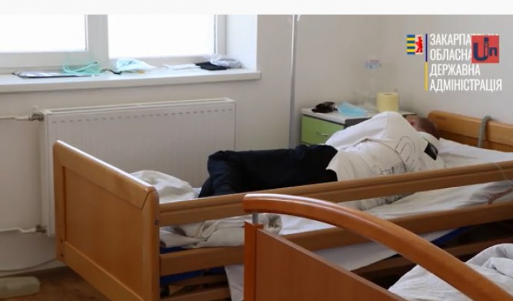 Половина COVID-ліжок у лікарнях Закарпат…