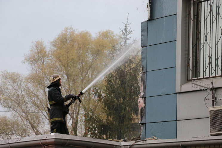 В Харькове вспыхнуло здание на территори…