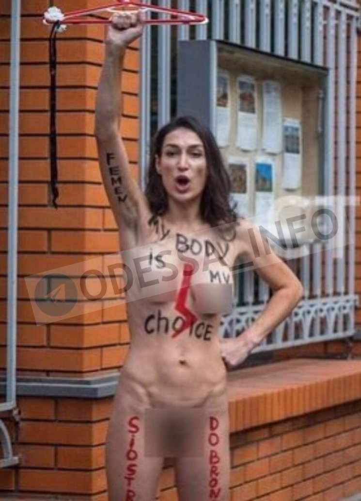 В Одесі активістка Femen оголилась перед…