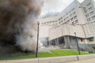 Протести під КСУ: Суд потонув у диму…