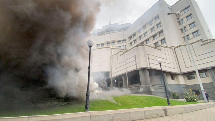 Протесты под КСУ: Суд утонул в дыму…