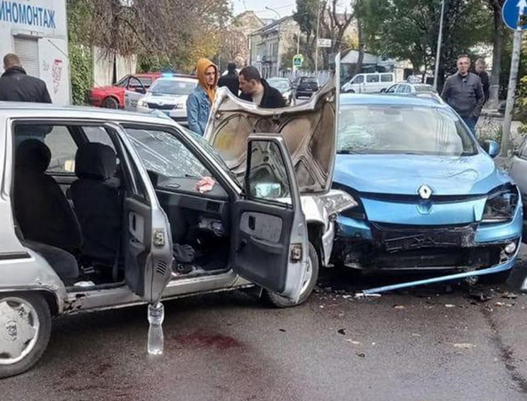 У Львові зіткнулися автомобілі, є постра…