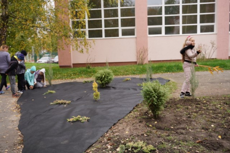 На Вишеньці учні двох шкіл садили дерева…