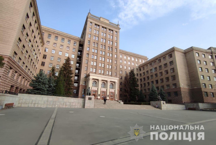 В Харькове из "заминированных" суда и ун…