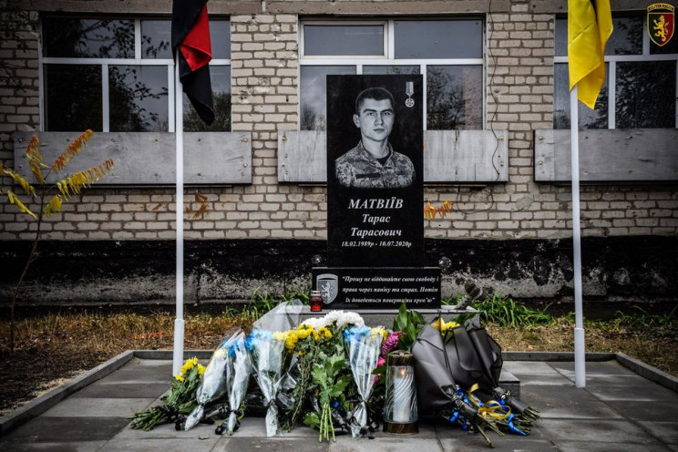 На Луганщине установили памятник погибше…