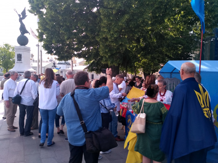 В центр Харькова выйдут сотни людей в вы…