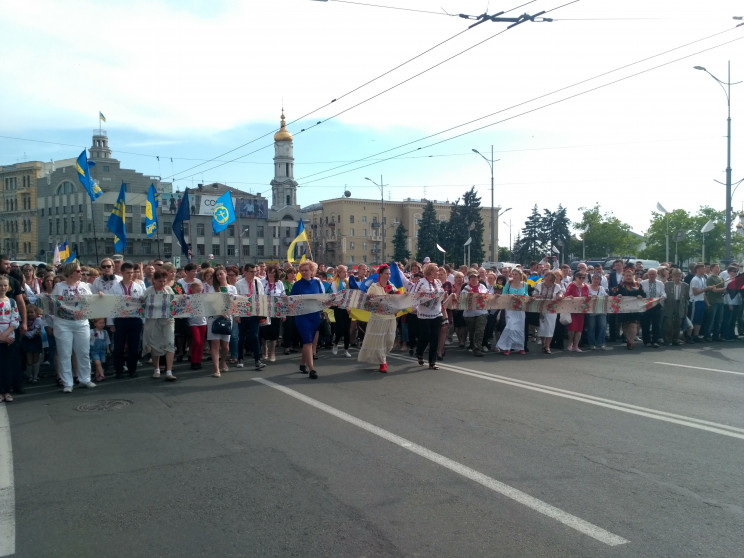 По Харкову йде тисяча громадян у вишиван…