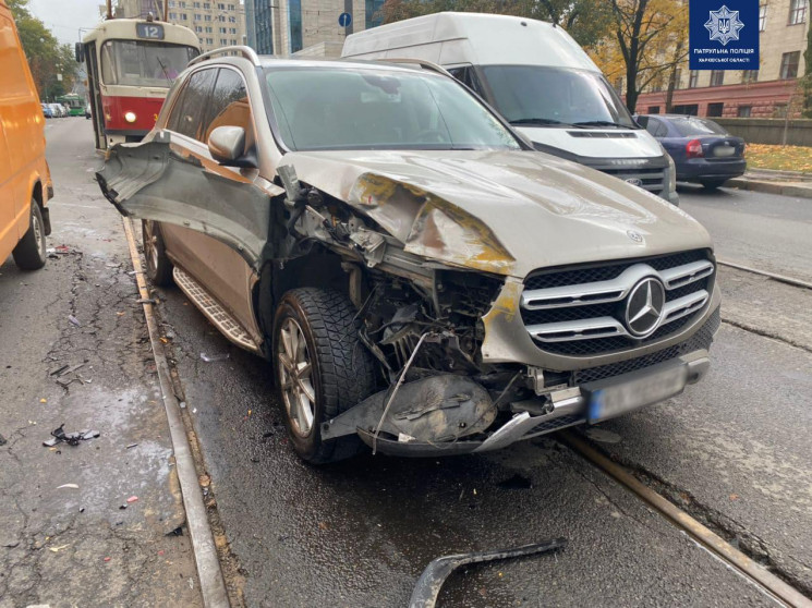 У центрі Харкова врізалися два Mercedes…