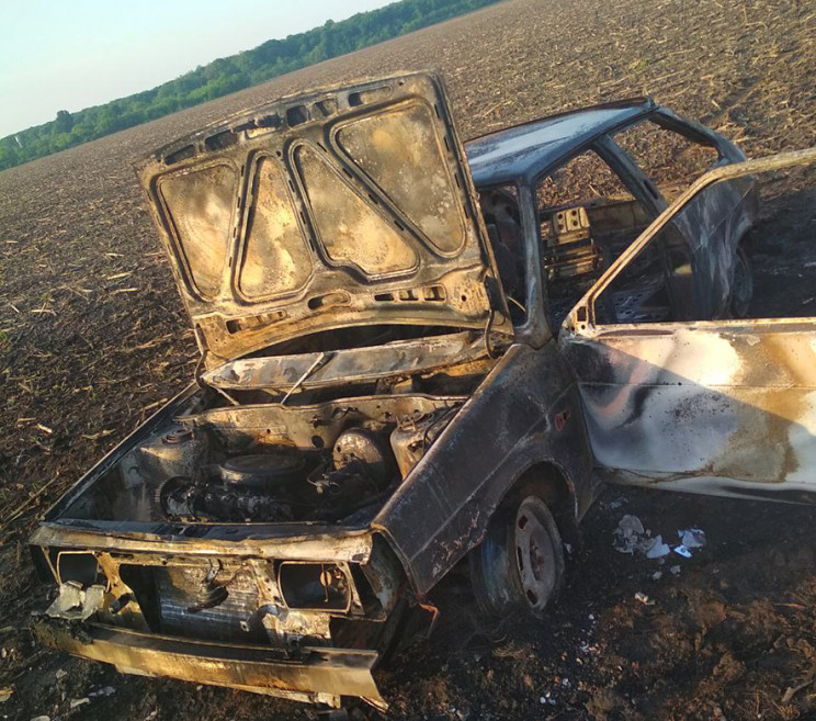 На Полтавщині посеред поля загорівся авт…