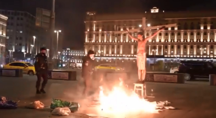 У центрі Москви самоспалився митець у об…