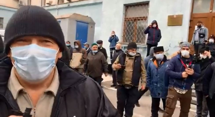 В Симферополе проходит протест под стена…
