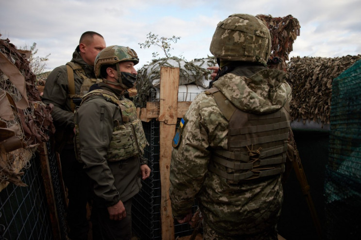 На Луганщині Зеленський у масці під носо…