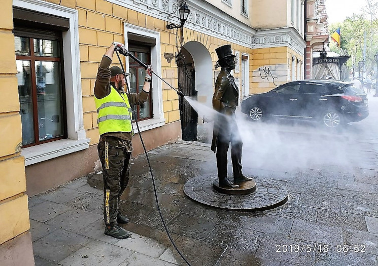 В Одессе весенний душ уже приняли памятн…