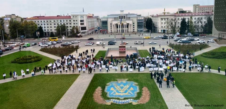 Возле Херсонской ОГА предприниматели про…